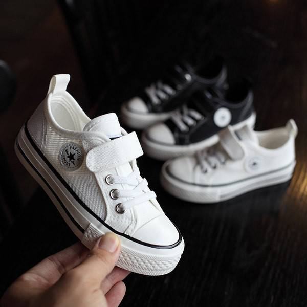 Gyermek tornacipő matricákkal és lapos talppal, négy színben