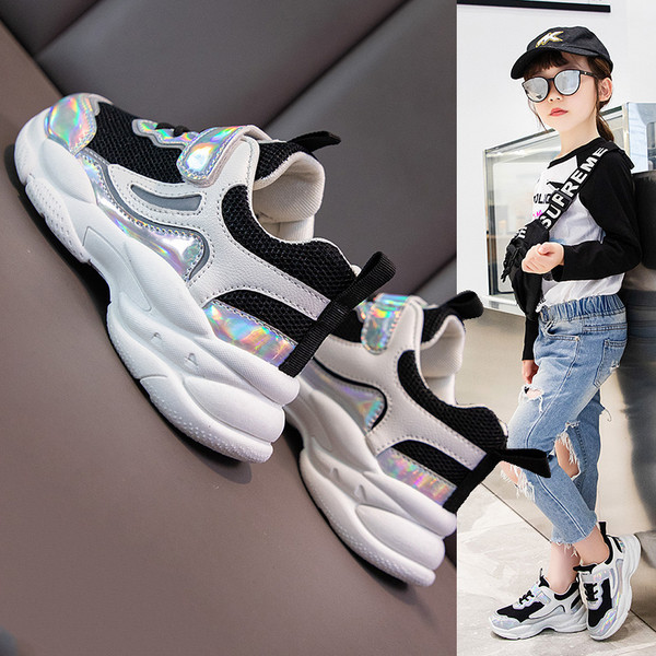 Gyerek tornacipő hálóval és fényes hatással