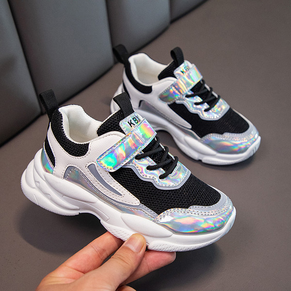 Gyerek tornacipő hálóval és fényes hatással