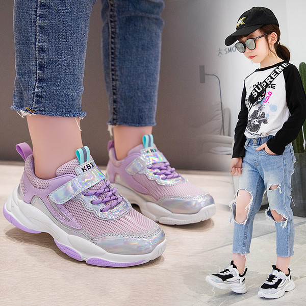 Gyerek tornacipő hálóval és fényes hatással