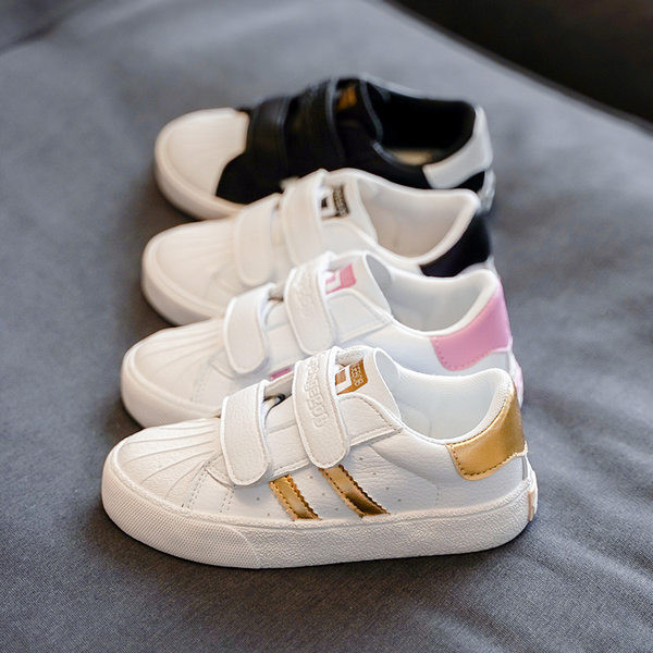 Gyermek tornacipő matricákkal és lapos talppal, három színben