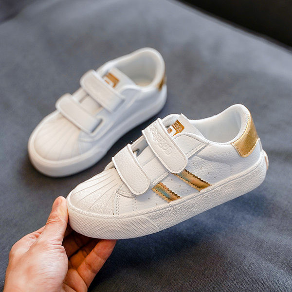 Gyermek tornacipő matricákkal és lapos talppal, három színben