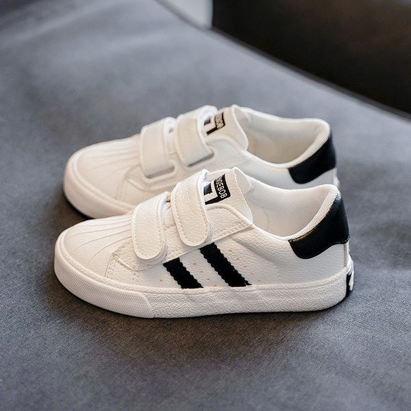 Gyermek tornacipő matricákkal és lapos talppal, három színben