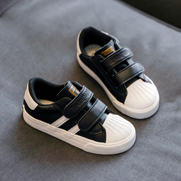 Gyermek tornacipő matricákkal és lapos talppal, három színben