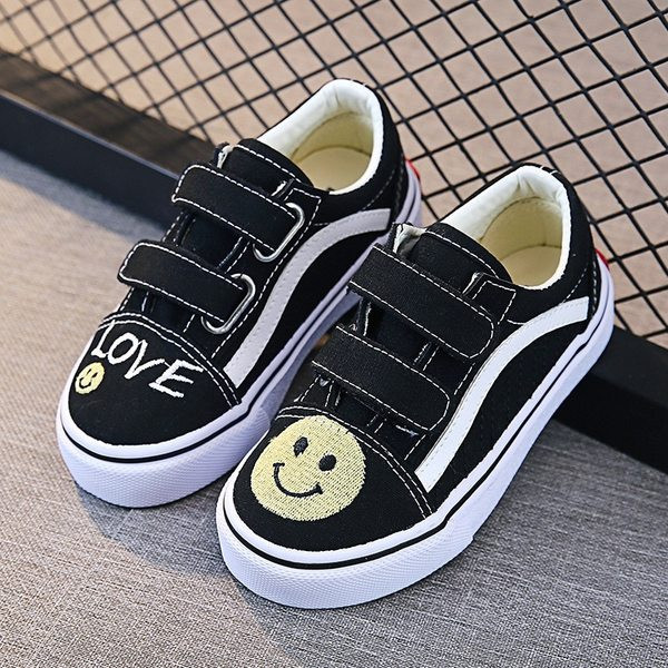 Gyermek tornacipő fekete matricákkal és rátéttel