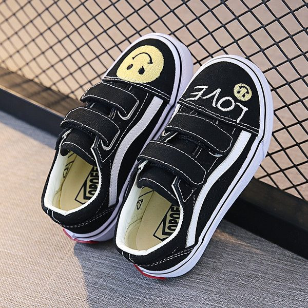 Gyermek tornacipő fekete matricákkal és rátéttel