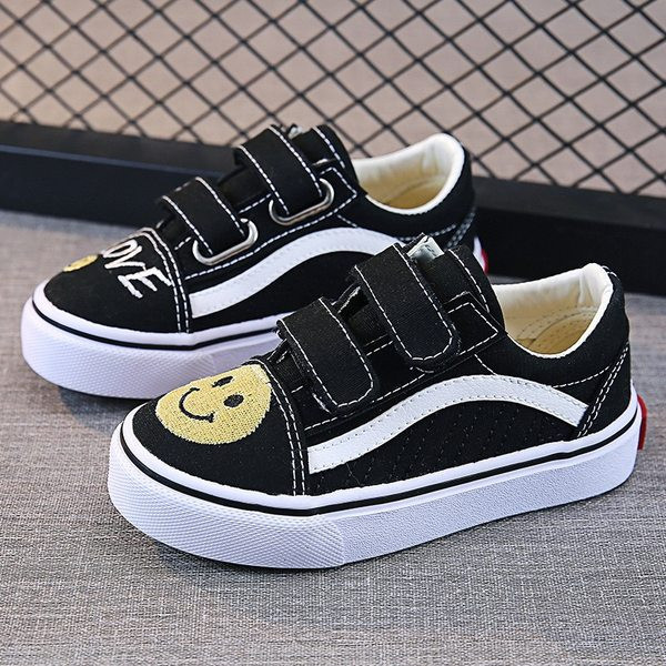 Gyermek tornacipő fekete matricákkal és rátéttel