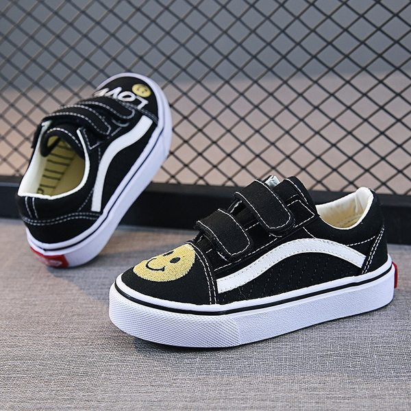 Gyermek tornacipő fekete matricákkal és rátéttel