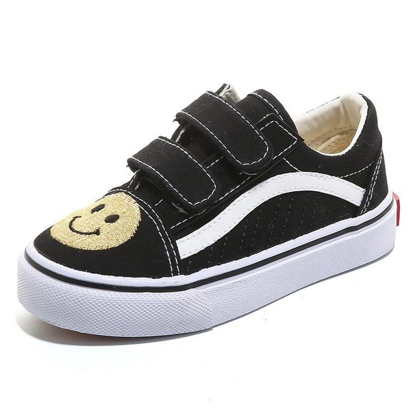 Gyermek tornacipő fekete matricákkal és rátéttel