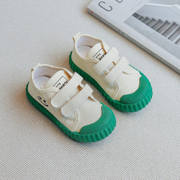 Színes talpú, matricás gyerekcipő lányoknak és fiúknak