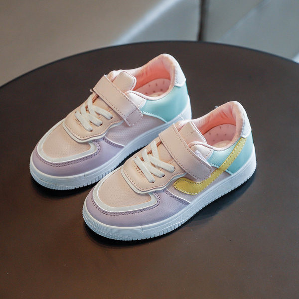 Lapos talpú, színes rátéttel ellátott gyerekcipő