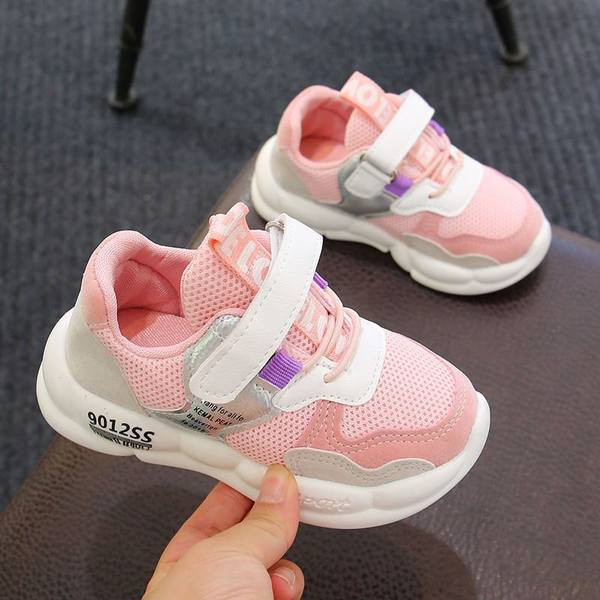 Gyermek tornacipő több színben matricával és felirattal