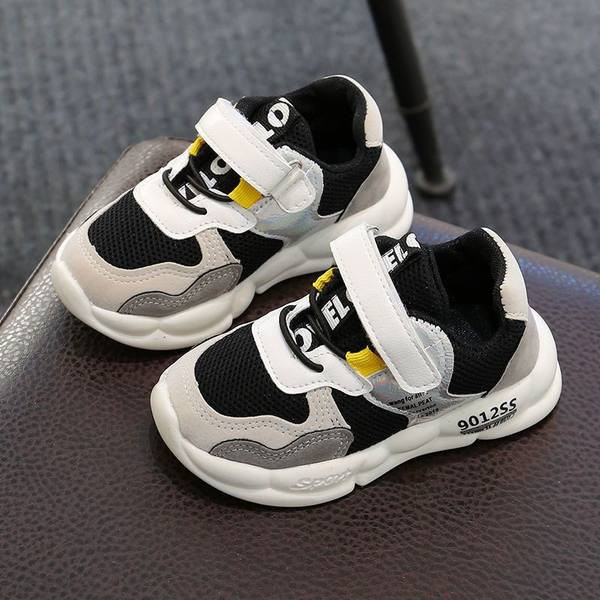 Gyermek tornacipő több színben matricával és felirattal