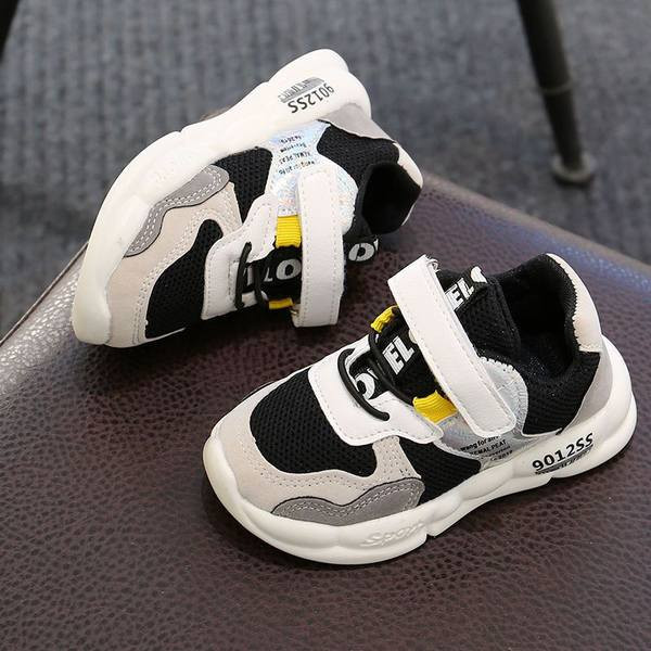 Gyermek tornacipő több színben matricával és felirattal