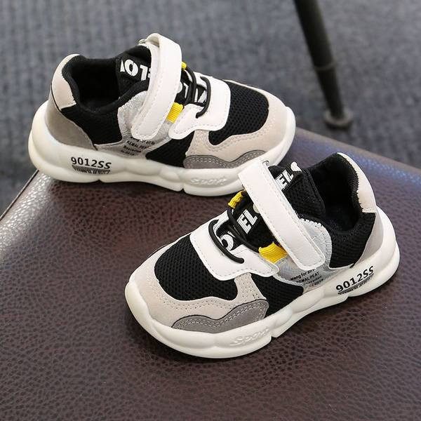 Gyermek tornacipő több színben matricával és felirattal