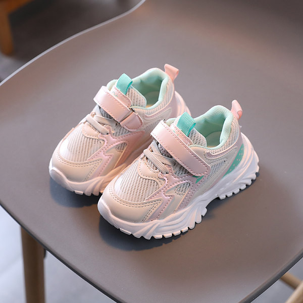 Gyermek tornacipő légáteresztő tornacipővel, matricával