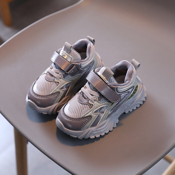 Gyermek tornacipő légáteresztő tornacipővel, matricával