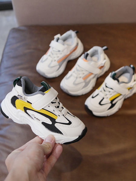 Gyermek tornacipő matricákkal két színben, lányoknak