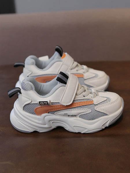 Gyermek tornacipő matricákkal két színben, lányoknak