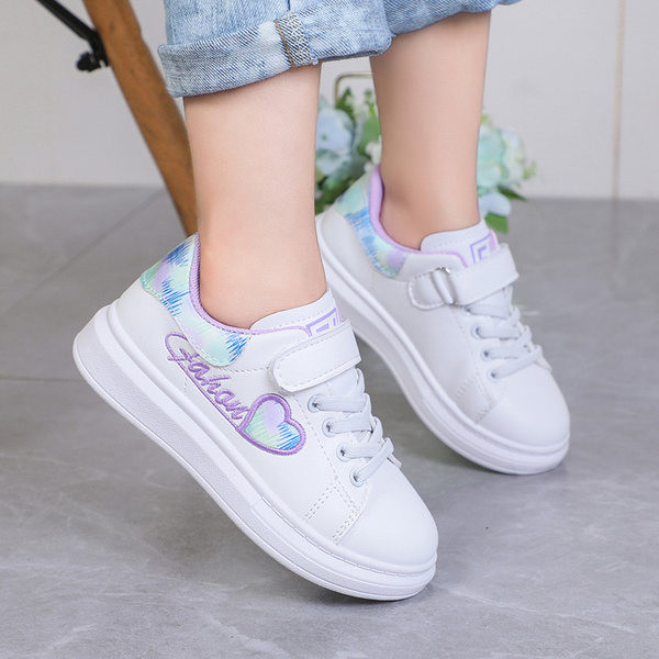 Műbőr tornacipő lányoknak hímzéssel