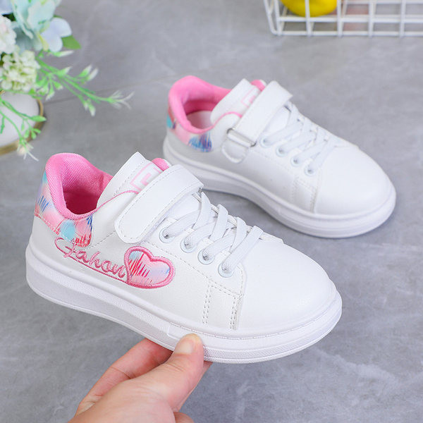 Műbőr tornacipő lányoknak hímzéssel