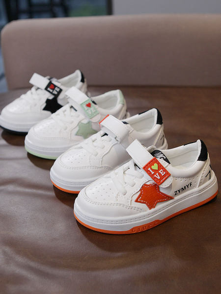 Alkalmi gyerek tornacipő fehér matricákkal és nyakkendőkkel