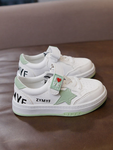 Alkalmi gyerek tornacipő fehér matricákkal és nyakkendőkkel