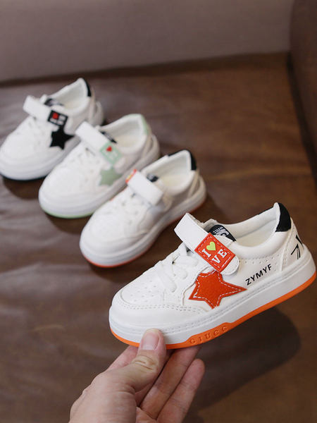 Alkalmi gyerek tornacipő fehér matricákkal és nyakkendőkkel