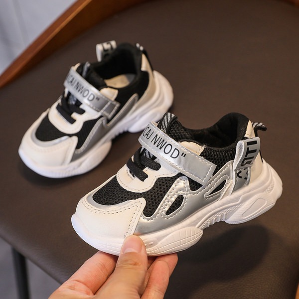 Légáteresztő, matricás gyerekcipő lányoknak és fiúknak