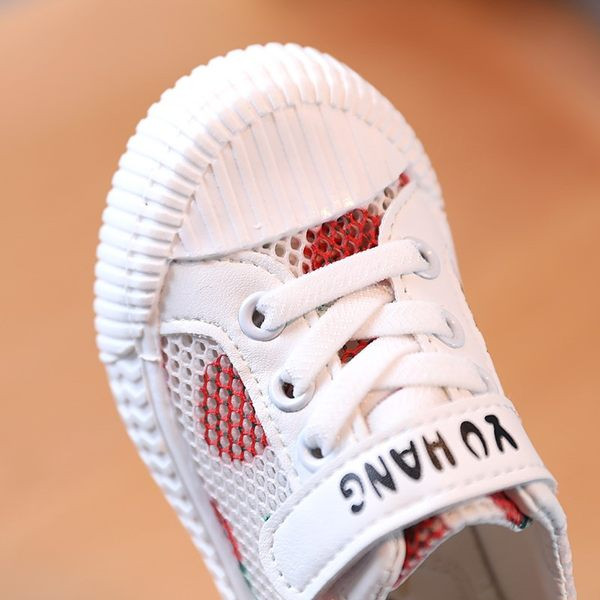 Gyermek tornacipők új modellje színes alkalmazással - két modell