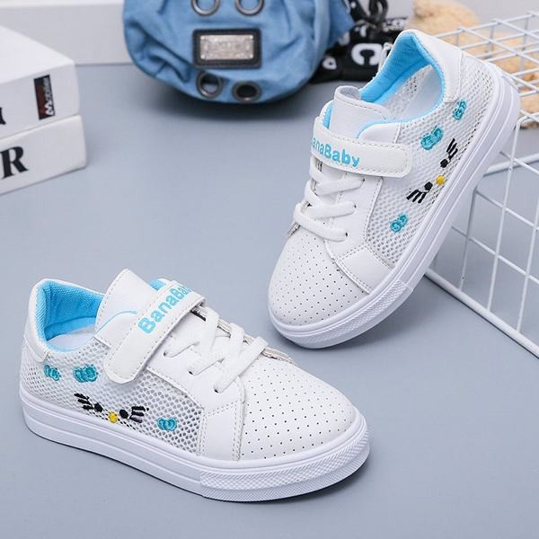 Alkalmi tornacipő hímzéssel és felirattal