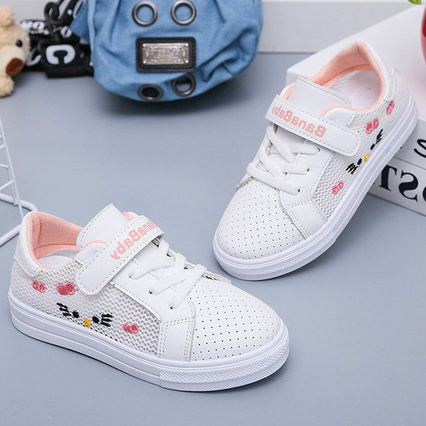 Alkalmi tornacipő hímzéssel és felirattal