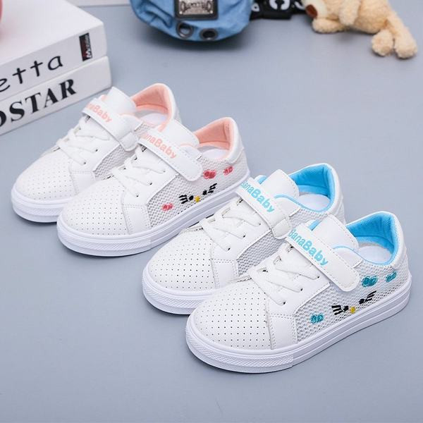 Alkalmi tornacipő hímzéssel és felirattal