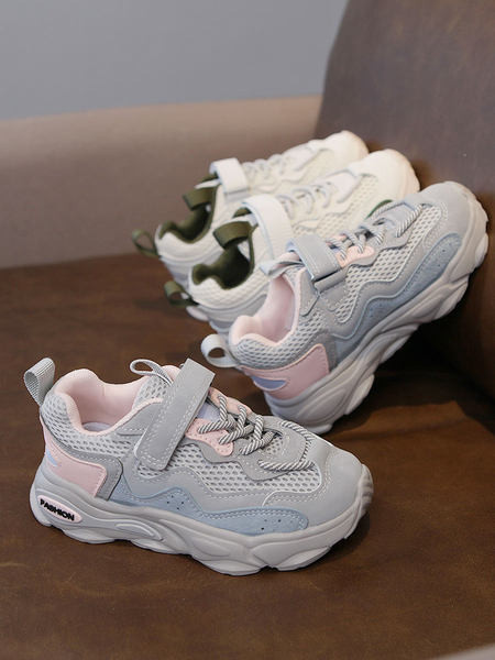 Gyermek tornacipő fűzővel és matricával két színben