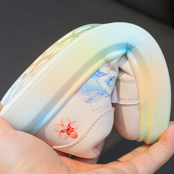 Gyermek tornacipő új modellje színes felrakással