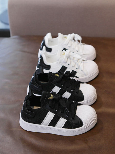 Modern gyerekcipő lapos talppal, két színben