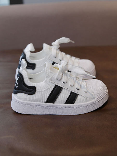 Modern gyerekcipő lapos talppal, két színben