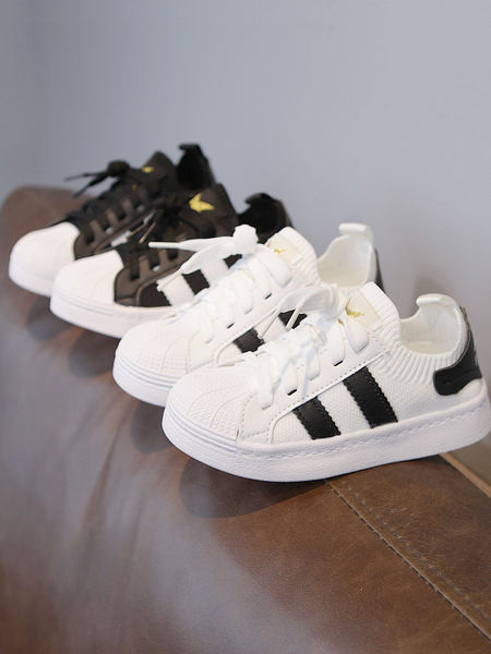 Modern gyerekcipő lapos talppal, két színben