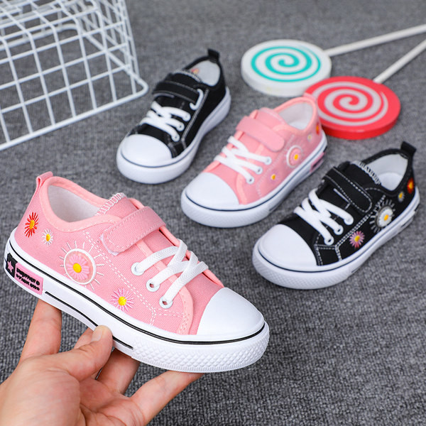 Gyermek vászon tornacipő hímzéssel és tépőzárral