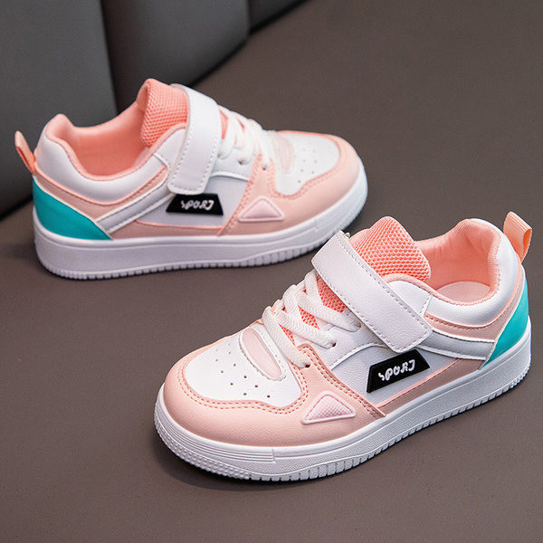 Eko bőrből készült alkalmi gyerekcipő, nyakkendőkkel és matricákkal