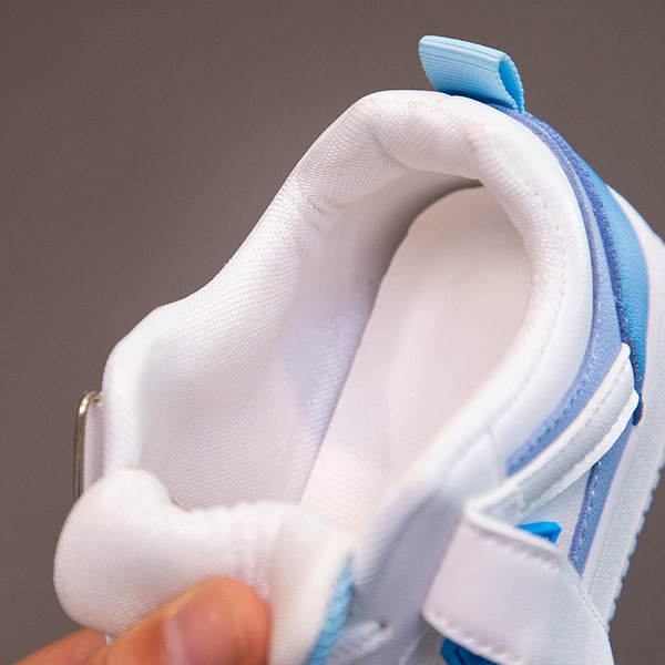 Eko bőrből készült alkalmi gyerekcipő, nyakkendőkkel és matricákkal