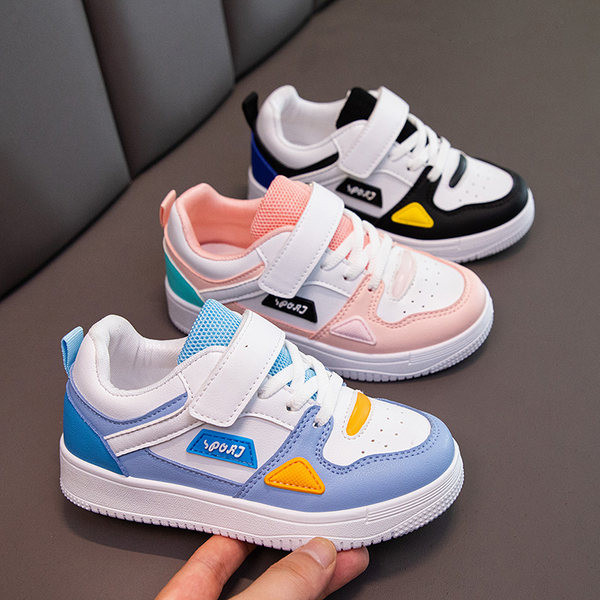 Eko bőrből készült alkalmi gyerekcipő, nyakkendőkkel és matricákkal