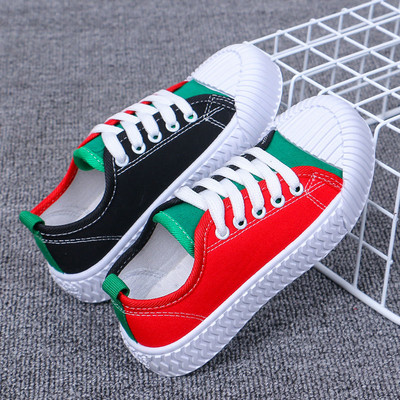 Színes gyerek tornacipő fűzővel és lapos talppal