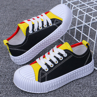 Színes gyerek tornacipő fűzővel és lapos talppal