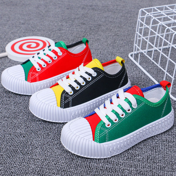 Színes gyerek tornacipő fűzővel és lapos talppal