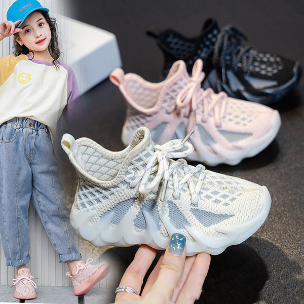 Modern, légáteresztő gyerek tornacipő durva talppal, fűzővel