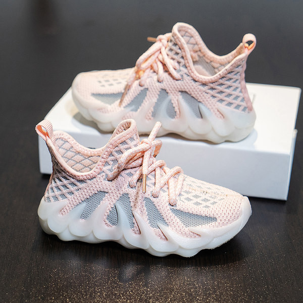 Modern, légáteresztő gyerek tornacipő durva talppal, fűzővel