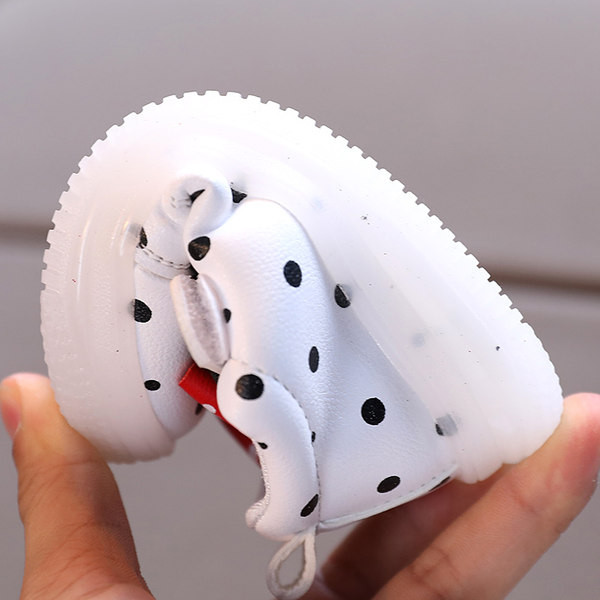 Fényes, pöttyös gyermek tornacipő szalaggal lányoknak