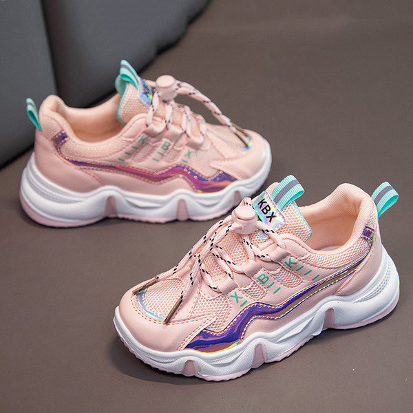 Őszi tornacipők új modellje fényes hatással