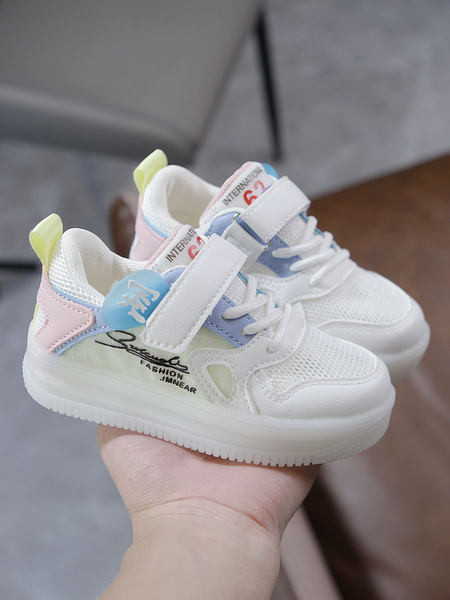 Gyermek tornacipő felirattal és matricákkal lányoknak